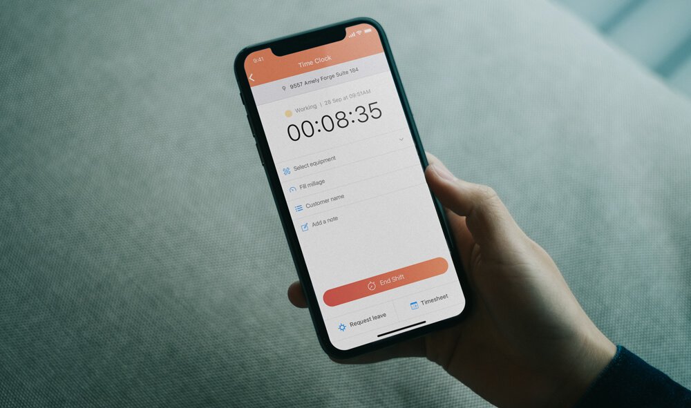 Karyawan Menggunakan Connecteam iPhone Time Tracker