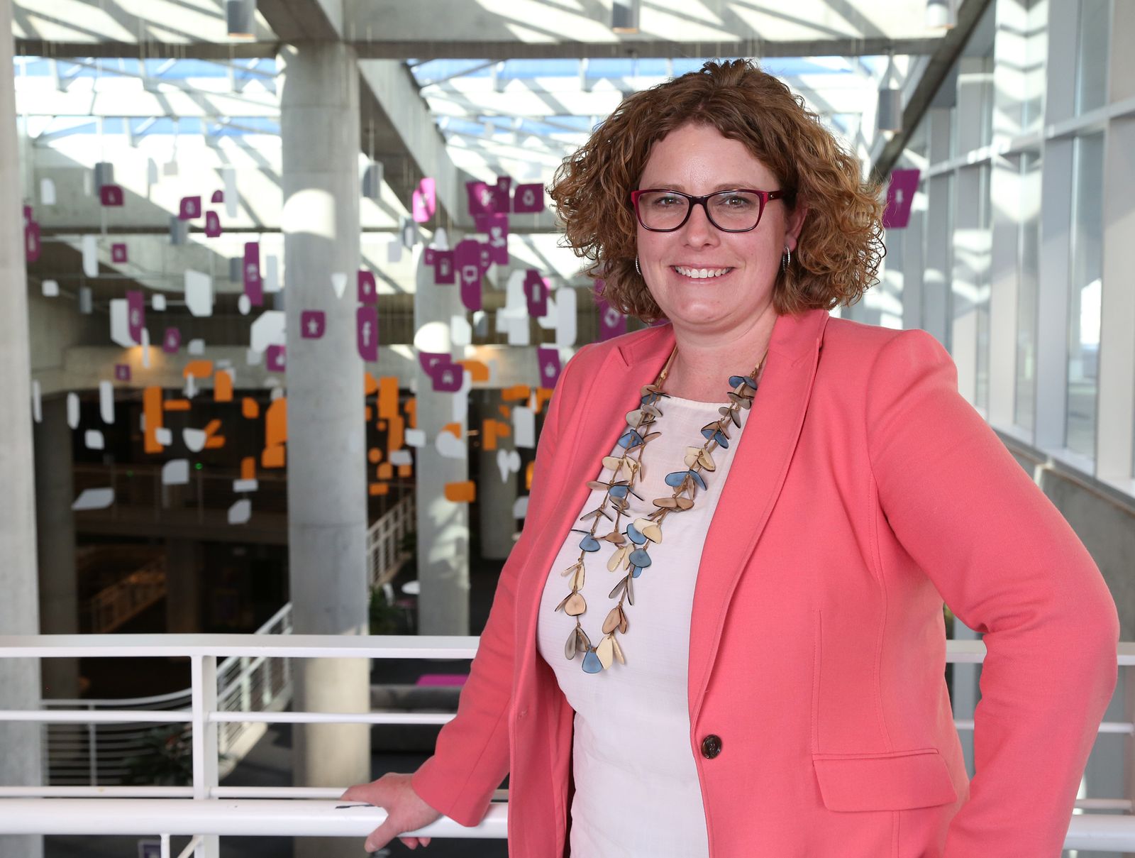 Bild von Cara Pratt, Senior Vice President von Kroger Precision Marketing bei 84.51°, trägt einen rosa Blazer und ein weißes Hemd.