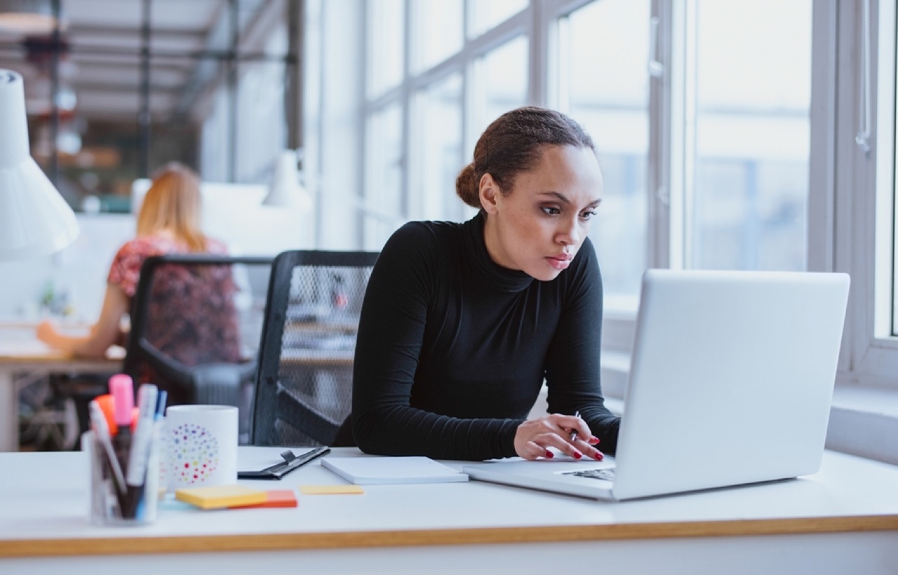 Mulher em um espaço de coworking