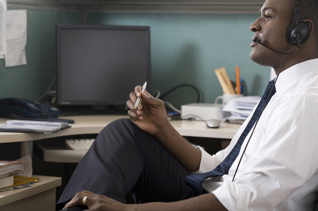 Homme à son propre bureau