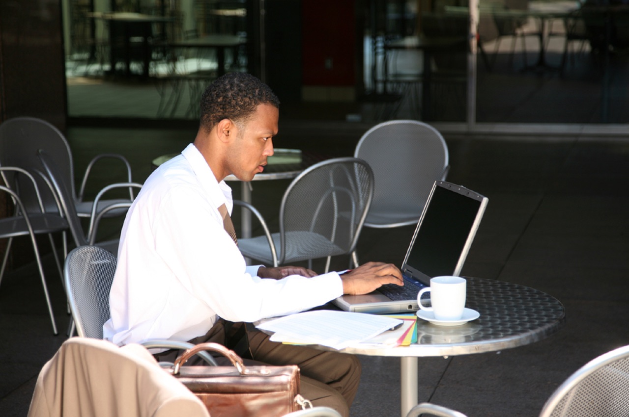 Homme travaillant dans un café