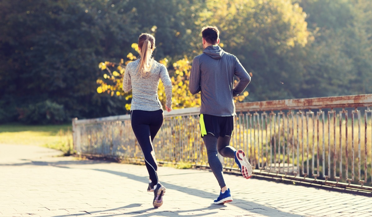 Una pareja corriendo. El ejercicio regular ayuda a reducir el estrés en el trabajo.