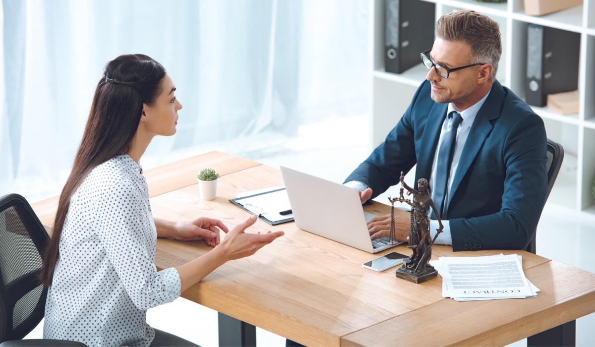 Libero professionista che discute con l'avvocato dell'incorporazione