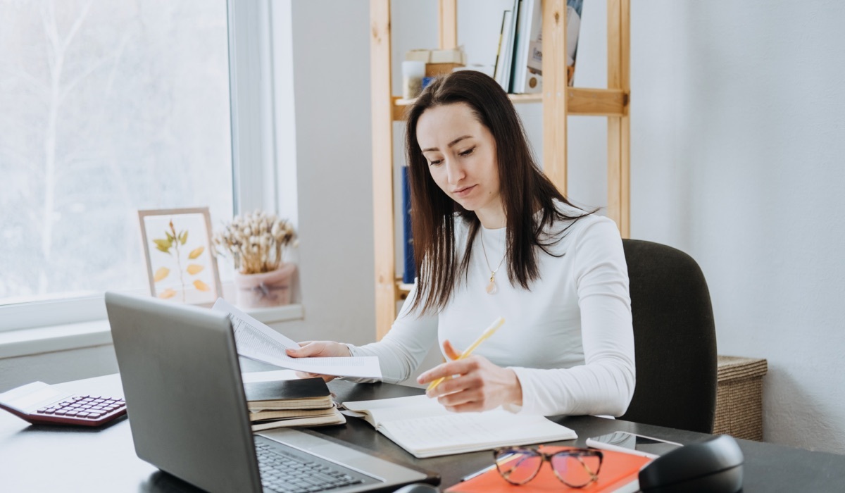 Une comptable à son bureau, traitant les comptes créditeurs d'une entreprise.