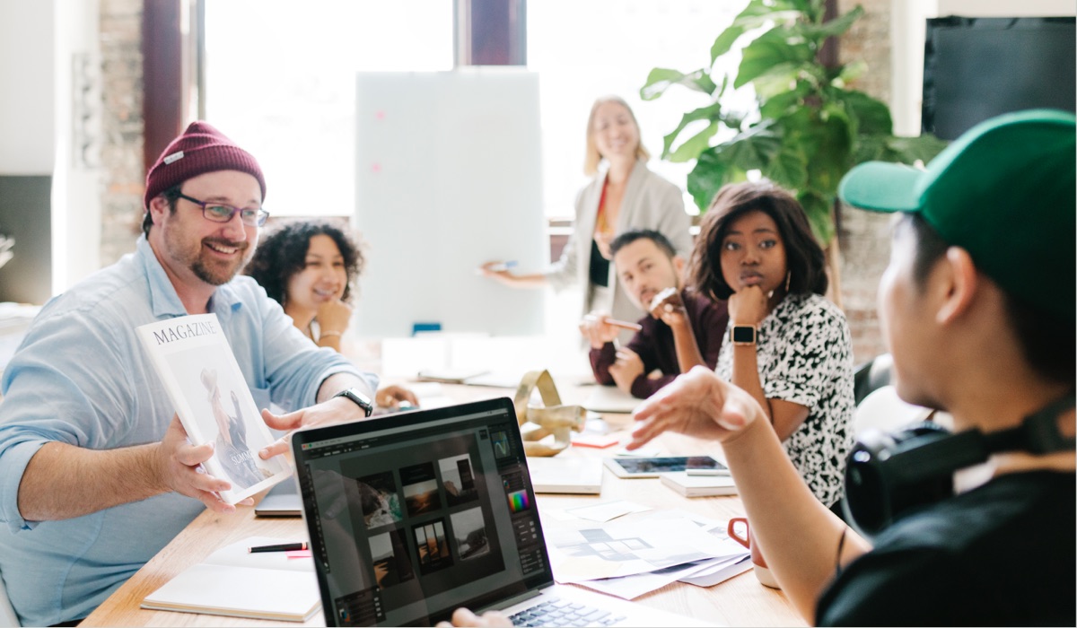 Team von Designern, die an einem Projekt arbeiten, das auf einem Design-Briefing basiert.