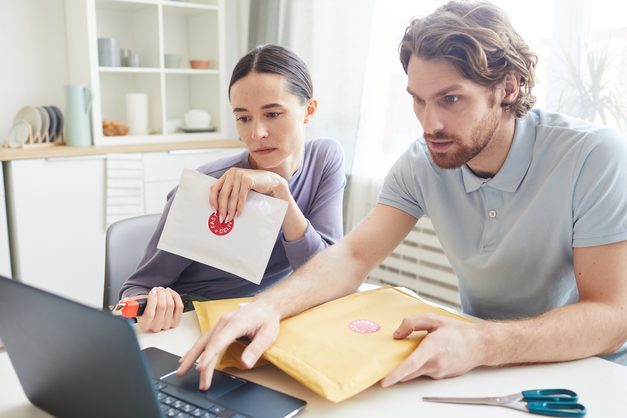 Pareja revisando el correo electrónico de la factura