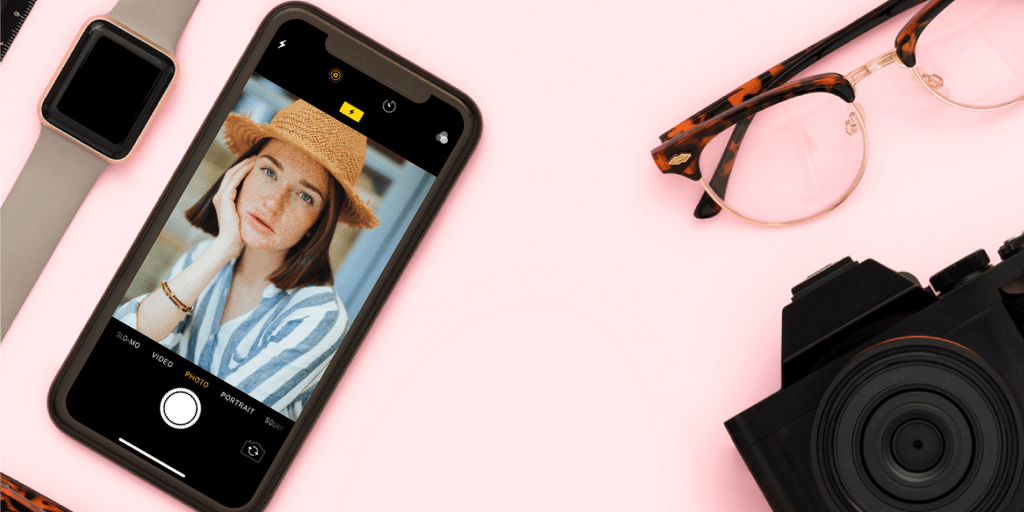 Cómo tomar buenas fotos de ti mismo para Instagram - encabezado iphone sobre fondo rosa