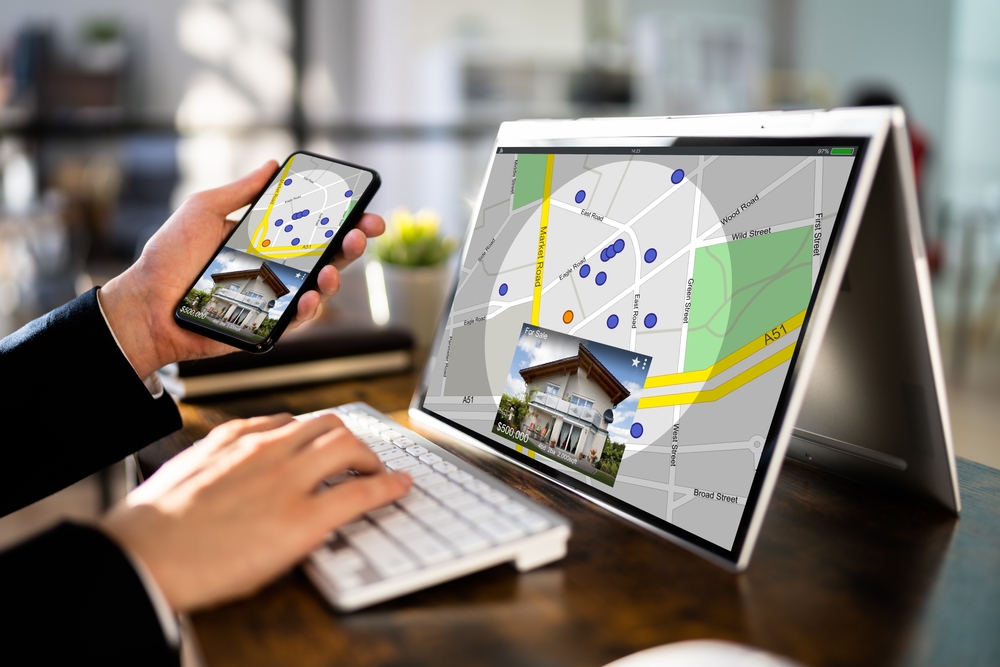 Teléfono móvil y computadora del agente de bienes raíces