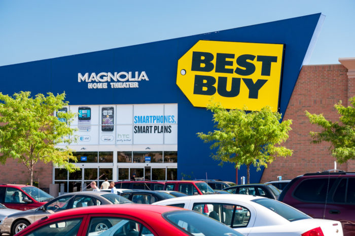 Vetrina del negozio Best Buy con il nome dell'azienda