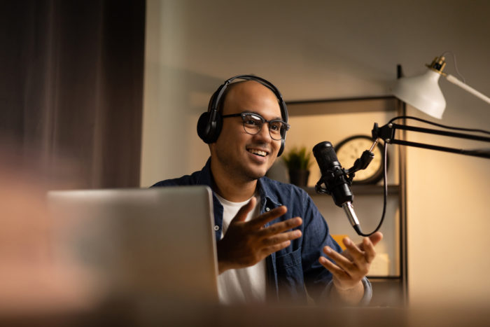 homme de podcasting de toiture dans son home studio