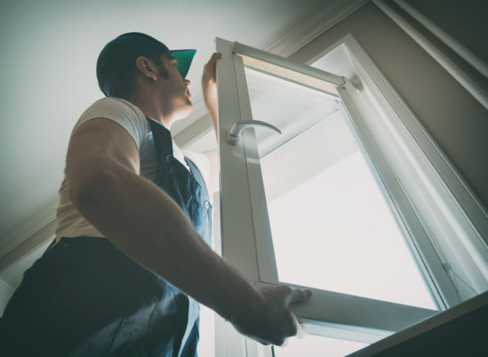 Bricoleur professionnel installant une fenêtre à la maison