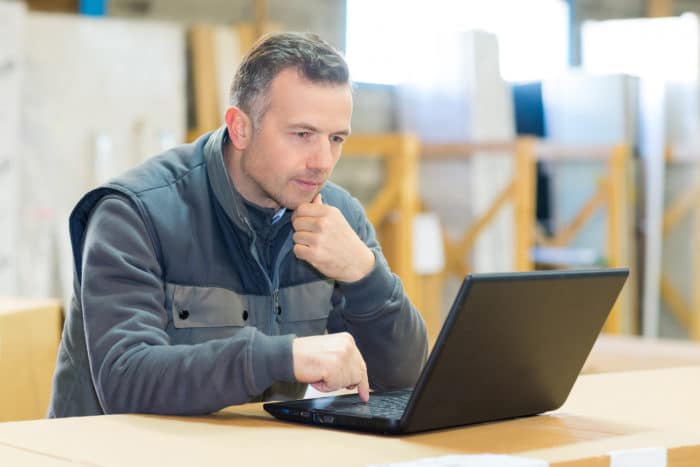 travailleur masculin apprenant des stratégies de marketing pour aider à réduire le budget marketing