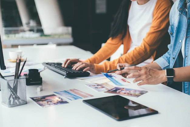 Tim start-up kreatif biro iklan foto mendiskusikan ide-ide di kantor.