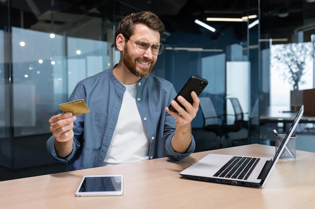 Foto frustrasi dan tertipu pengusaha di kantor mencoba melakukan pembelian di toko online dan online