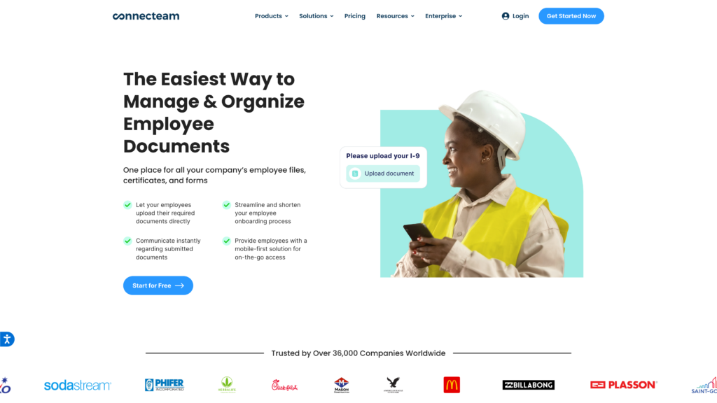 Capture d'écran du site Web de Connecteam montrant un employé téléchargeant un document via une application mobile