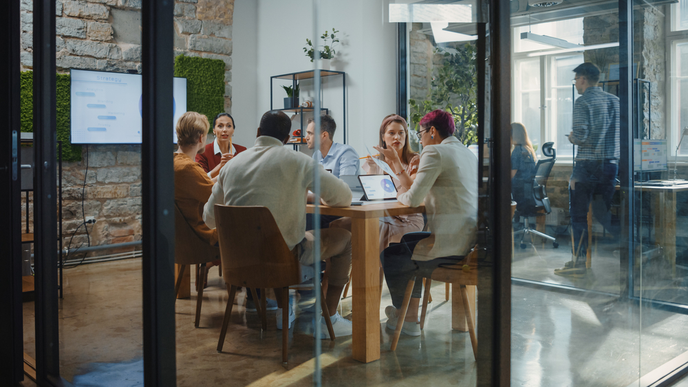 Los agentes inmobiliarios tienen una reunión de equipo.