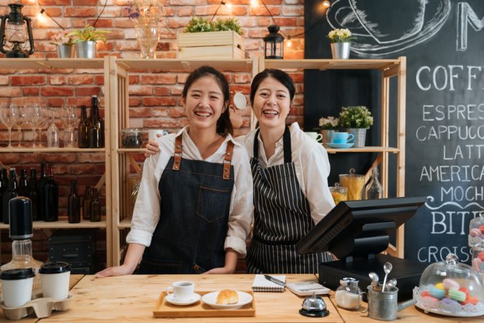 Dos mujeres comparten pequeñas empresas locales