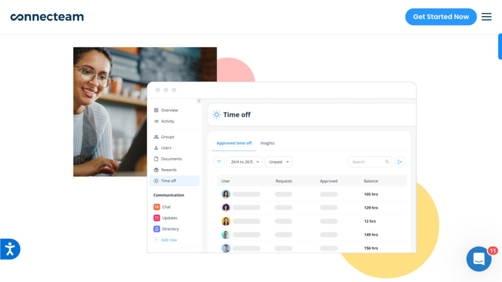 Site-ul web Connecteam, care arată o femeie cu ochelari zâmbind la laptop, urmărindu-i timpul liber plătit aprobat.