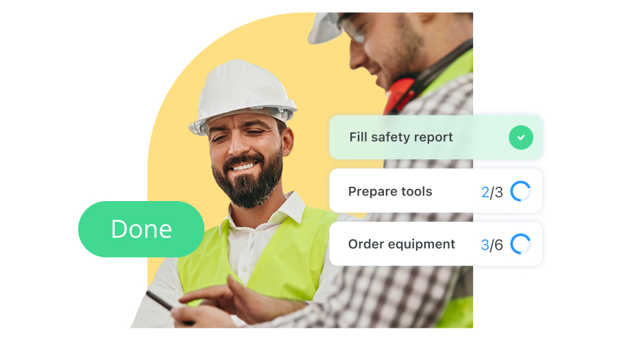 兩名戴著安全帽的建築工人在他們的 Connecteam 清單功能中勾選他們的任務。