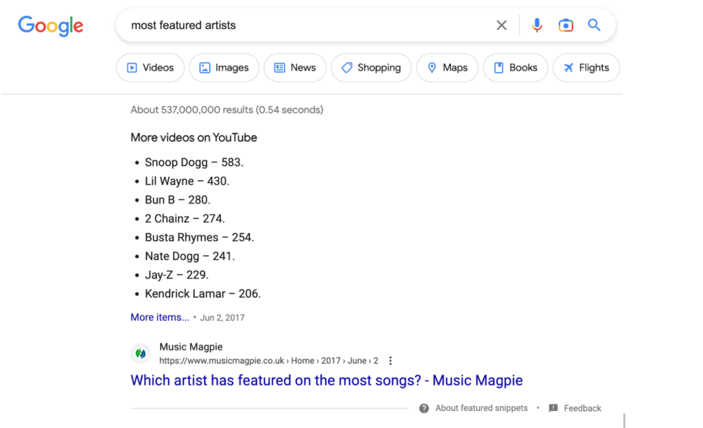 Exemple de liste d'extraits Google montrant les artistes en vedette