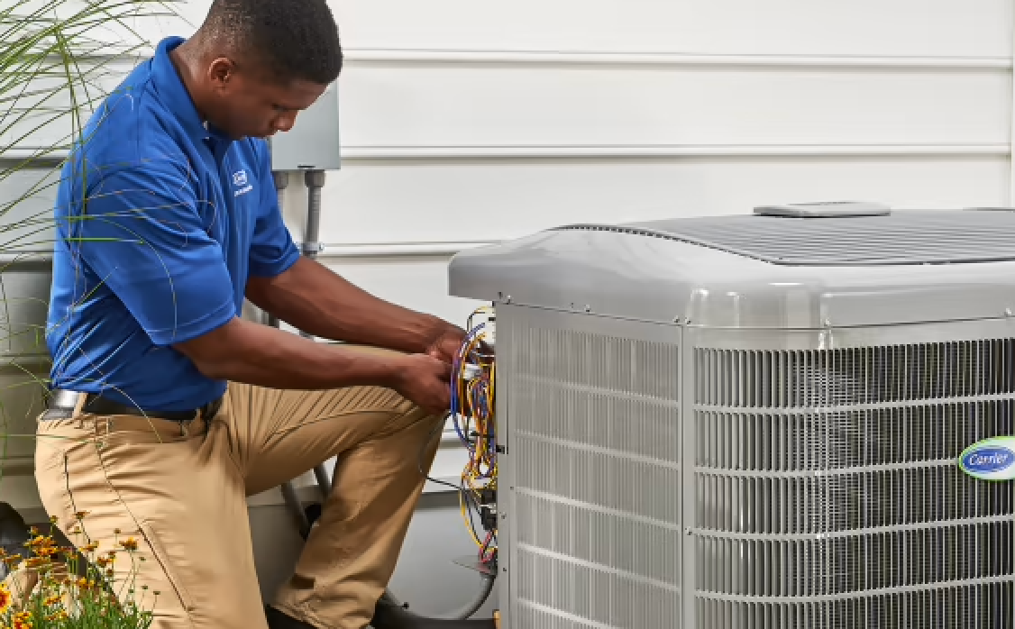 صورة تظهر مجموعة من الأشخاص يمثلون السوق المستهدف المحتمل لشركة HVAC المهتمة بمعرفة من هو السوق المستهدف لشركة HVAC من خلال الإعلانات التقليدية.