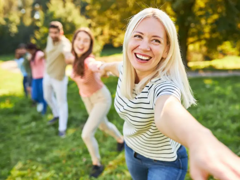 Teambuilding-Übungen – Hände reichen