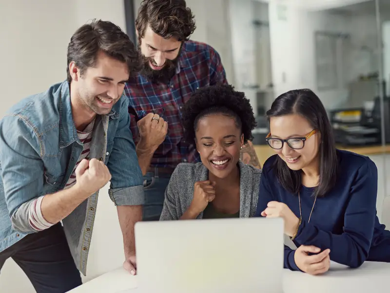 So veröffentlichen Sie einen Job auf Facebook – Vorteile, Menschen gruppieren sich um einen Computer