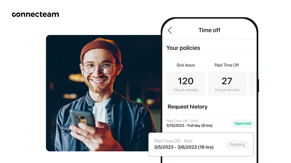 一名員工在手機旁邊使用 Connecteam 應用程序的圖片，顯示該員工的累計假期和病假天數