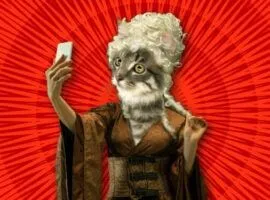 Femme médiévale en vêtements vintage avec une tête de chat tenant un téléphone portable, représentant les nouveaux médias sociaux.