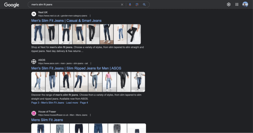 SERP Google pentru interogarea „blugi slim fit pentru bărbați”.