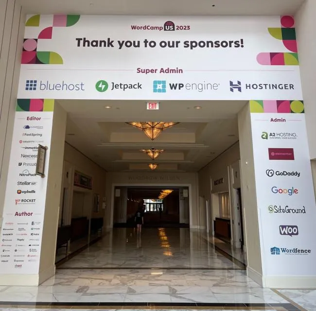 Entrada al lugar de WordCamp US 2023 con patrocinadores