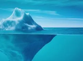 Imagem de um iceberg, com a ponta e a base claramente mostradas. O gerenciamento transparente de dados permite que os clientes confiem em você. Isso traz confiança para a equação CX.