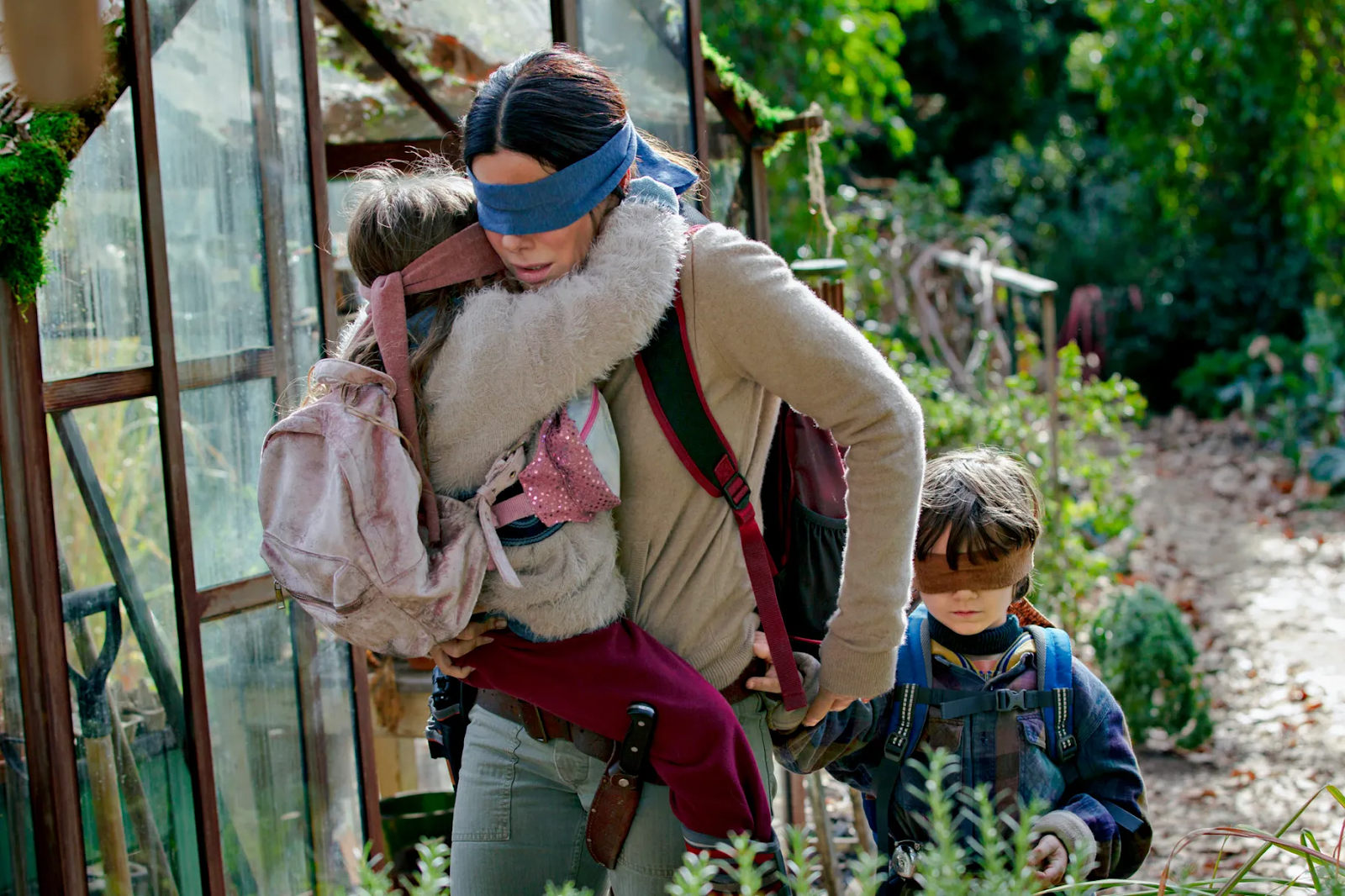 Sceny z zawiązanymi oczami, które wywołały #BirdBoxChallenge.