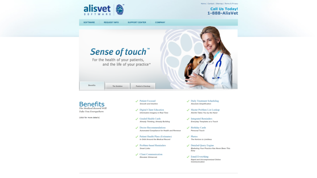 Uno screenshot del sito web del software veterinario AlisVet, che mostra un veterinario sorridente con un cane.