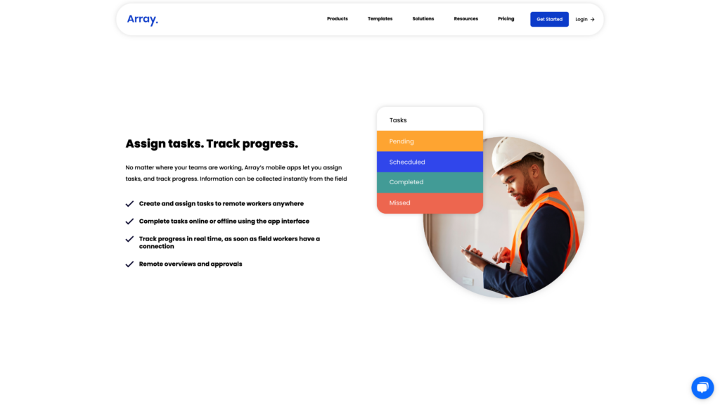 Изображение строителя, использующего мобильное приложение Array для просмотра ожидающих, запланированных, завершенных и пропущенных задач. Информация слева подробно описывает, как назначать задачи и отслеживать прогресс.