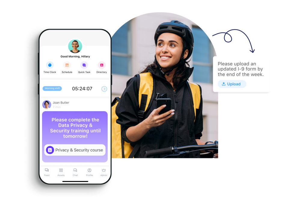 Femme avec son téléphone et une capture d'écran de la mise à jour de conformité sur l'application Connecteam