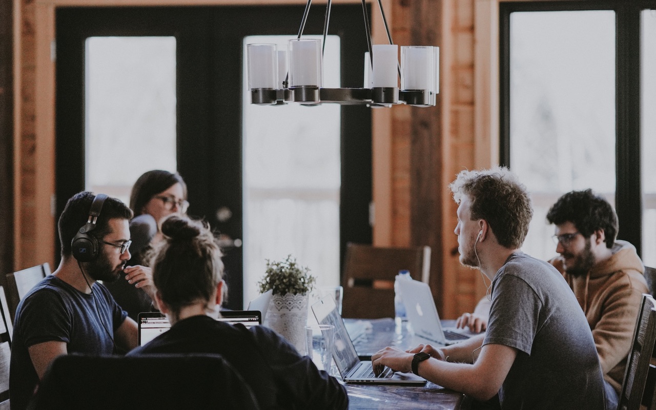 Une équipe grandissante d'une entreprise d'arbitrage d'entrepreneurs.