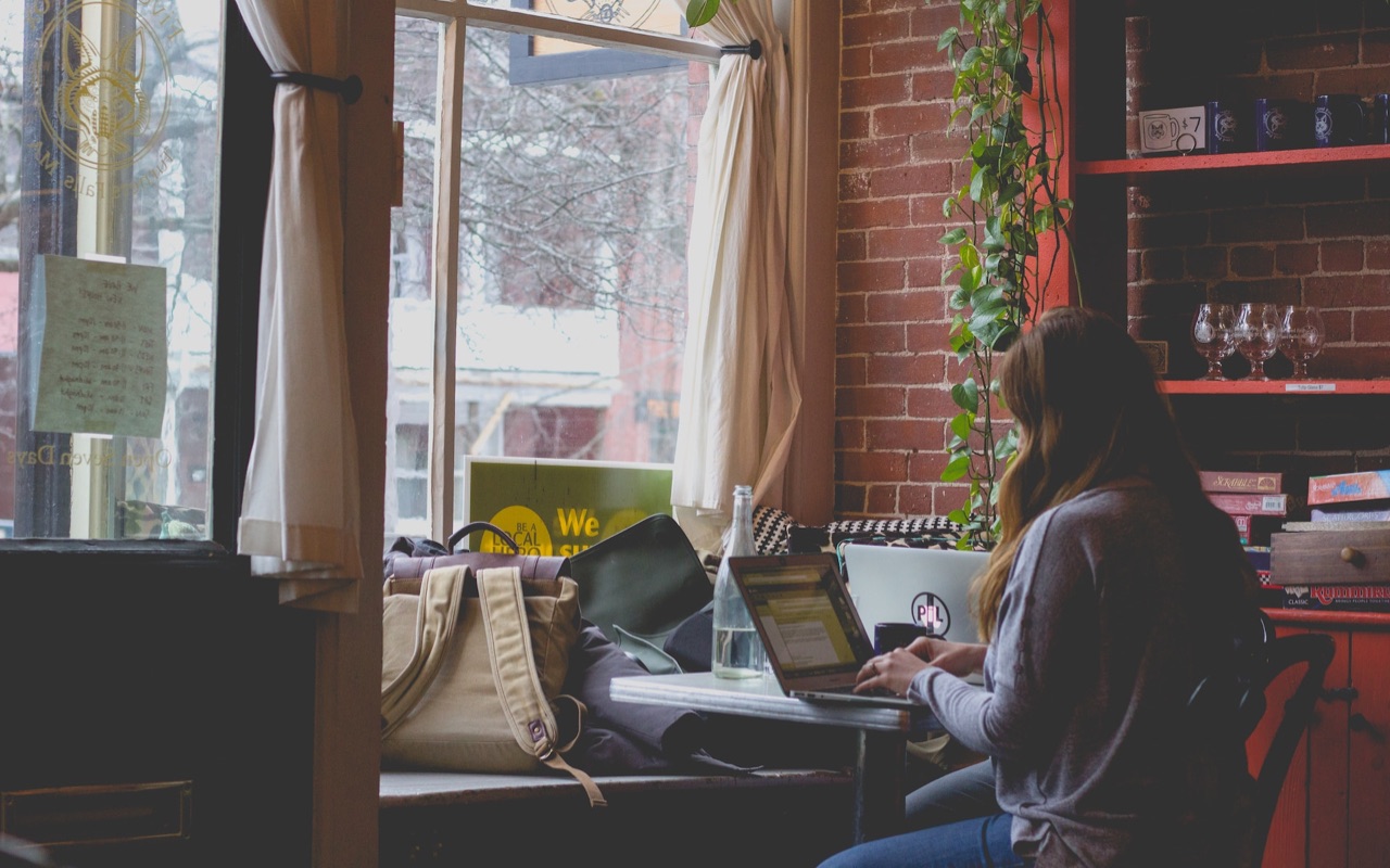 Eine Geschäftsfrau, die an einem Laptop arbeitet und ihr Service-Arbitrage-Geschäft verwaltet.