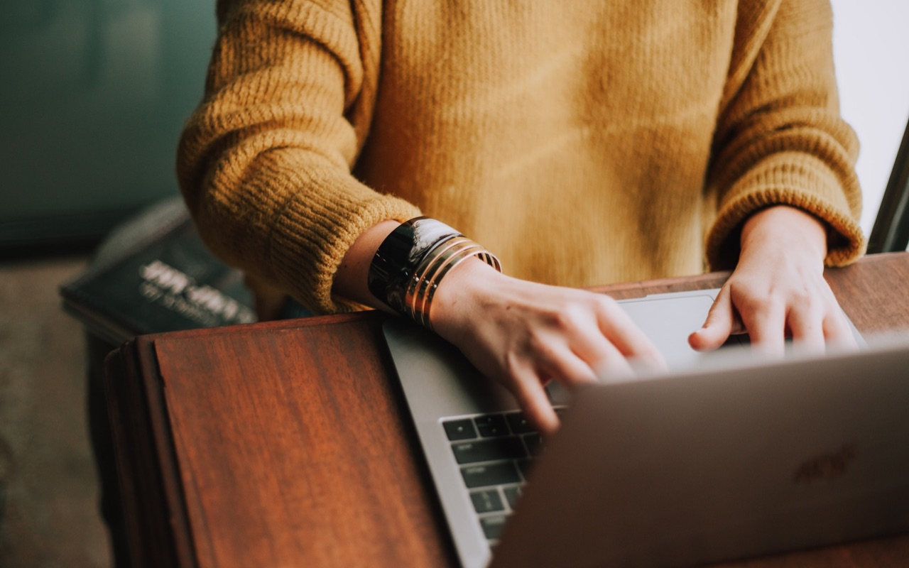 Una donna che digita il testo pubblicitario su un laptop