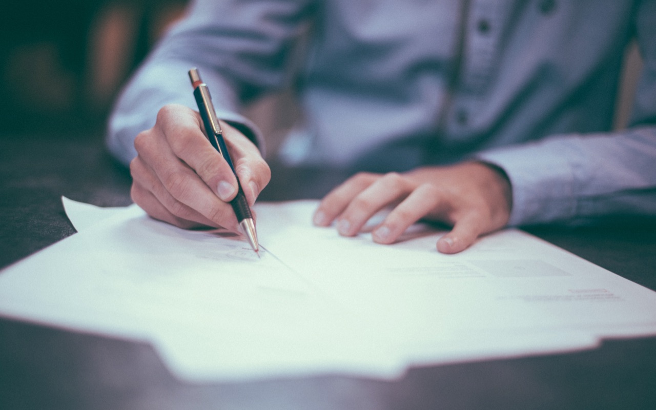 Un homme signant un accord de prêt