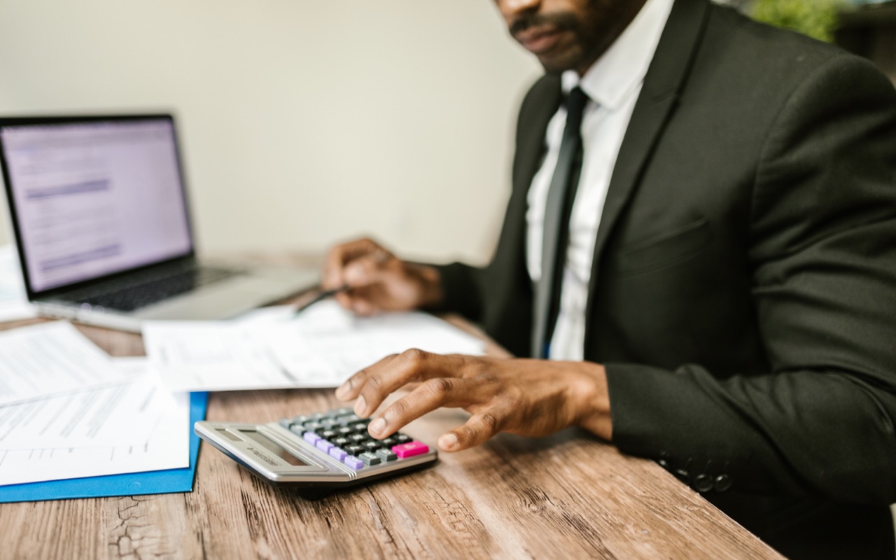 Um homem verificando um extrato bancário de uma empresa