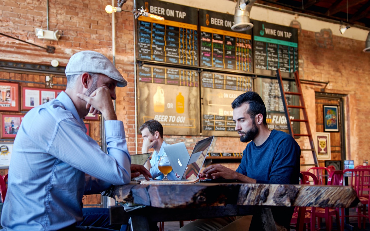 Várias pessoas trabalhando em um café