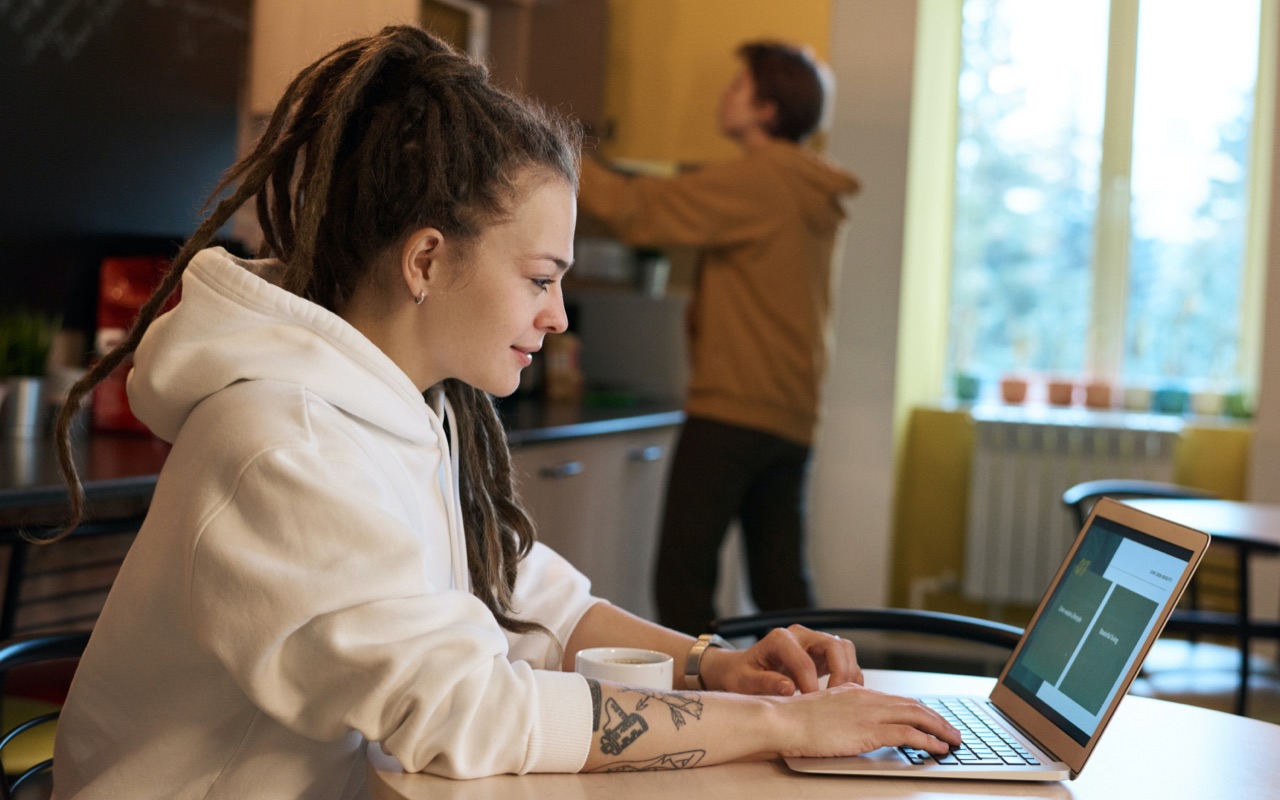 Um freelancer trabalhando remotamente em um café