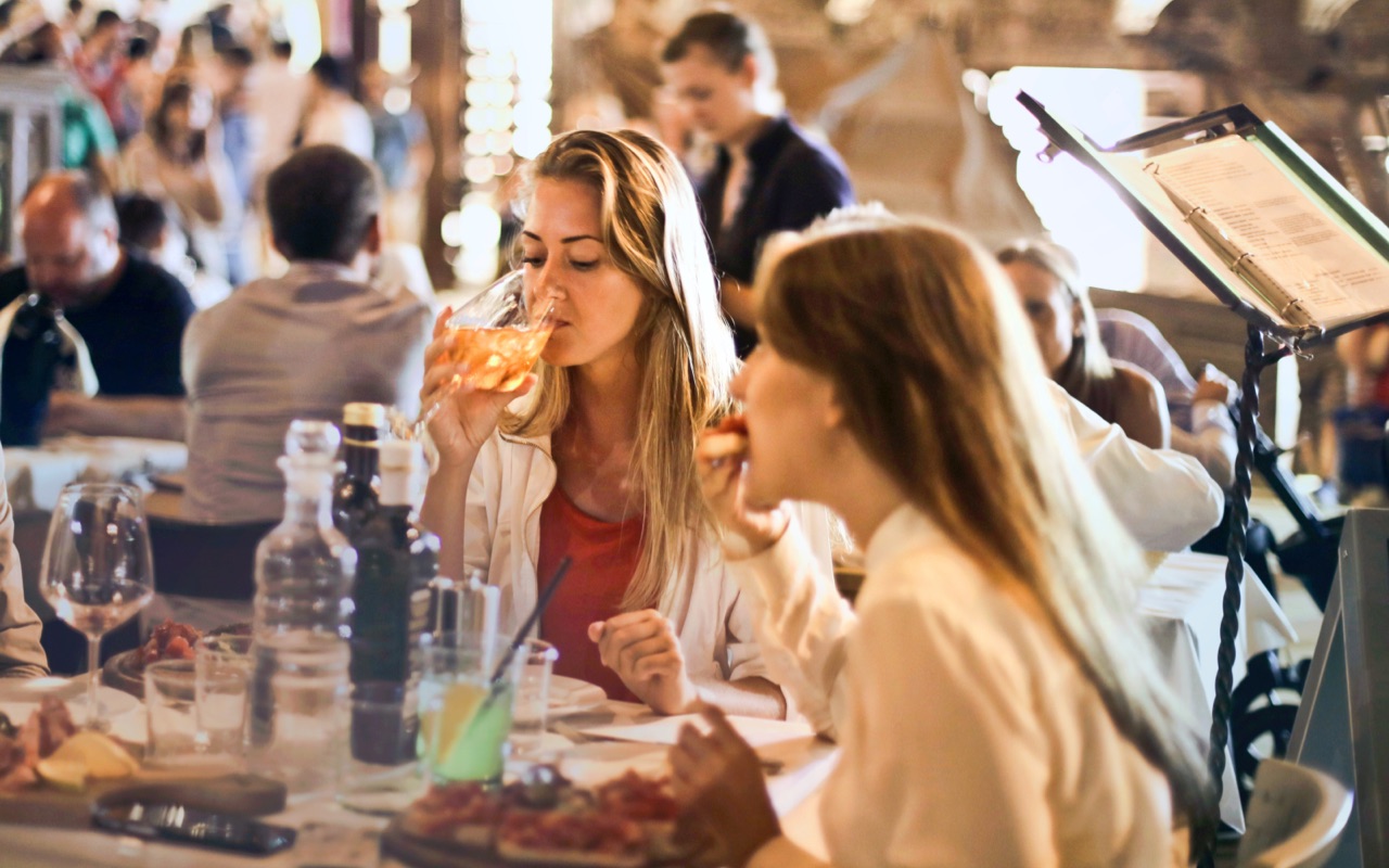 Dua wanita mengadakan pertemuan makan siang