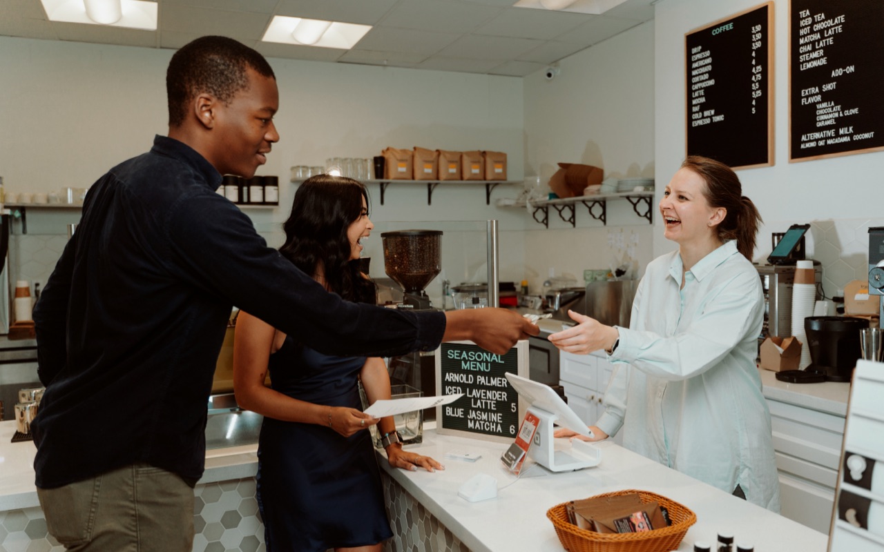 Pagando em um café