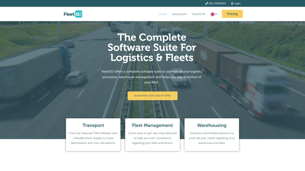 Captura de pantalla de la página de inicio de FleetGO, que muestra información sobre la plataforma con una imagen de una carretera y camiones de fondo.
