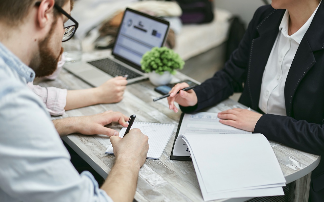 Um advogado e um contador discutindo assuntos de negócios