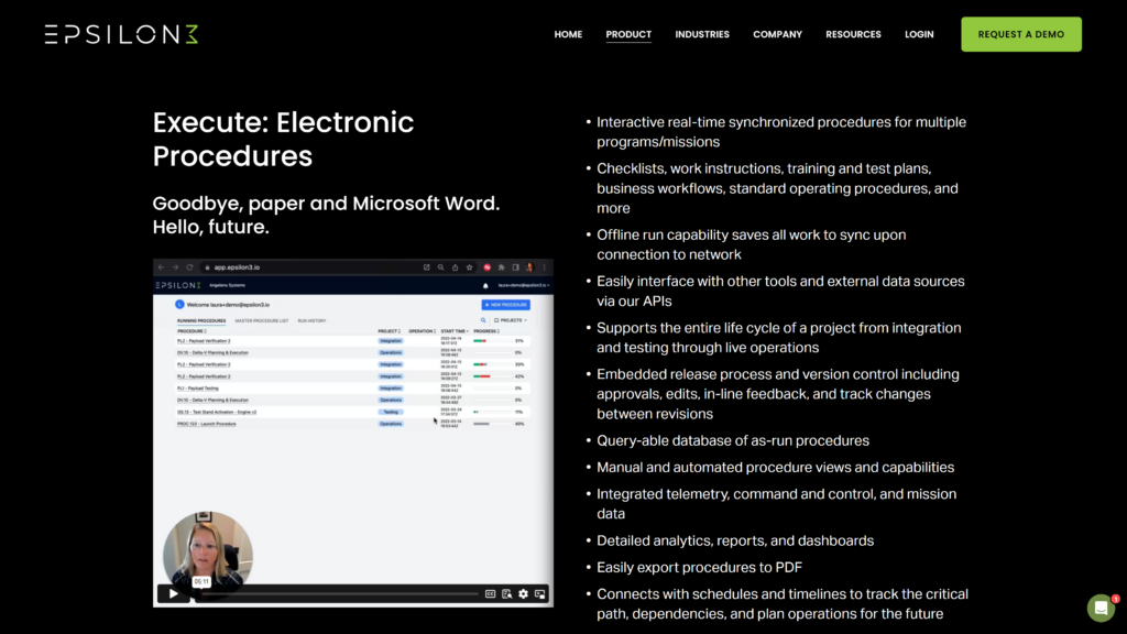 テキスト「さようなら、紙と Microsoft Word。こんにちは、未来」というメッセージが Epsilon3 アプリケーションのスクリーンショットの上に表示され、手順と女性広報担当者のビデオ プレビューが表示されます。右側では、リアルタイム同期やオフライン機能などの製品機能を箇条書きで強調しています。