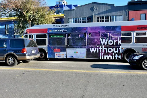 Anúncio na lateral de um ônibus da monday.com