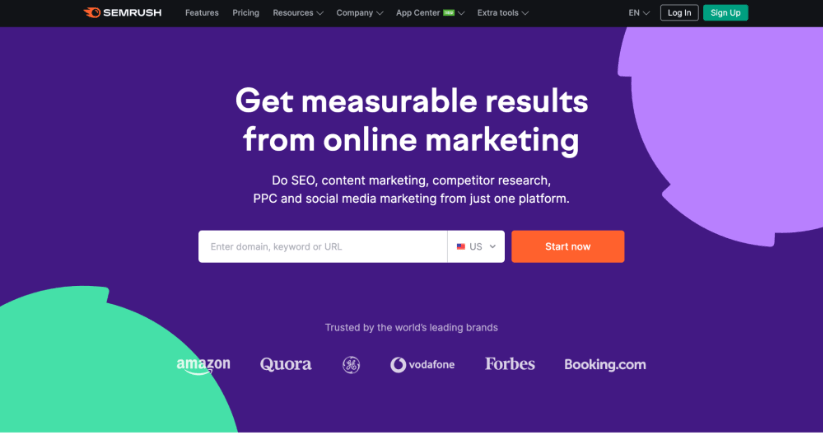Página de inicio de SEMrush que presenta un llamado a la acción para soluciones de marketing online, con un campo de búsqueda y logotipos de marcas confiables como Amazon y Forbes.